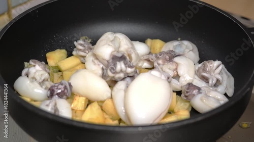 Aggiungere il pesce alla pentola con le patate e la cipolla