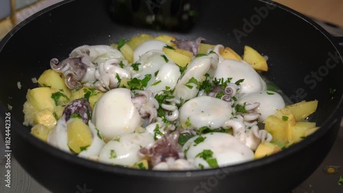 Wallpaper Mural Seppie, patate cipolla e prezzemolo cuociono nella pentola e il cuoco mescola gli ingredienti Torontodigital.ca