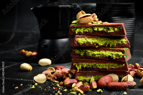 фотографія Pistachio Kunafa Chocolate Bar