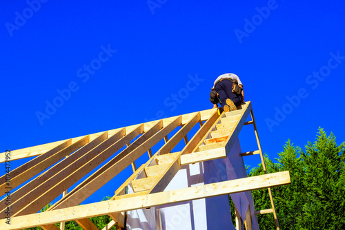 Canvas-taulu Worker is climbing framework of joists roofing adding rafters to roof