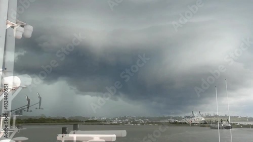 Vu d'un bateau, un orage spectaculaire au-dessus de la ville de Victoria Point, près de Brisbane en Australie.