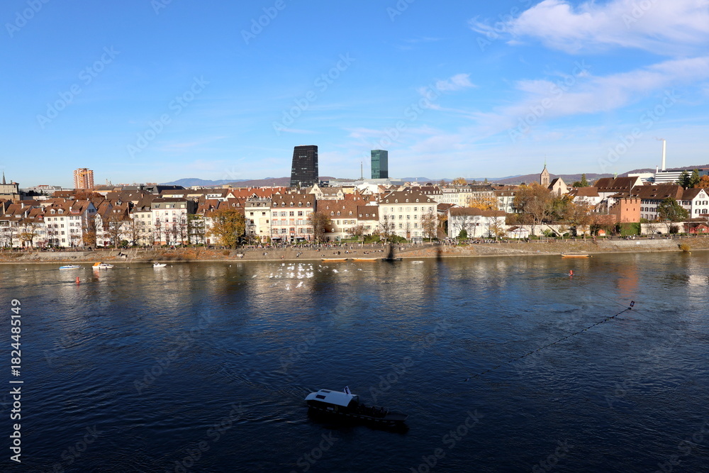Naklejka premium Das Rheinufer von Kleinbasel an einem sonnigen Herbsttag