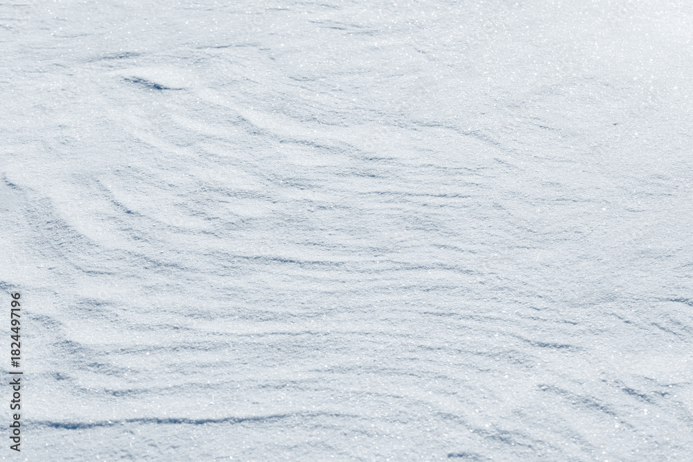Obraz premium Pristine snow surface with subtle ridges and glittering frost