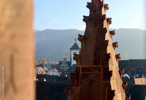 Das Schwabenturm hinter einem kleinen Turm am Freiburger Münster