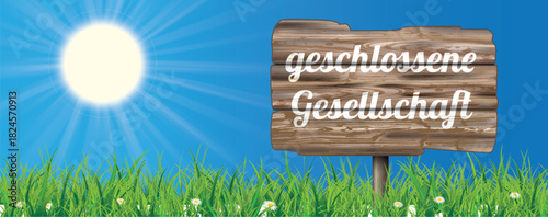 Ein Schild mit dem Text Geschlossene Gesellschaft auf der Wiese vor einem blauen Himmel Header	
