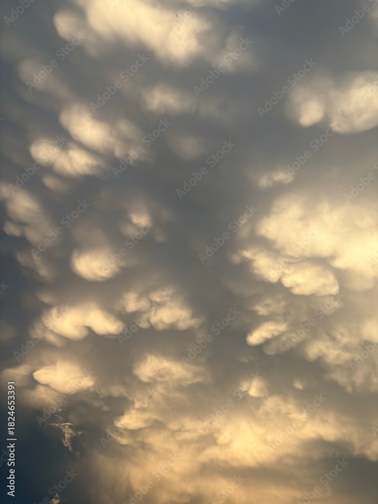 Obraz premium Mammatus clouds at sunset sky with pastel colors and dramatic tones 