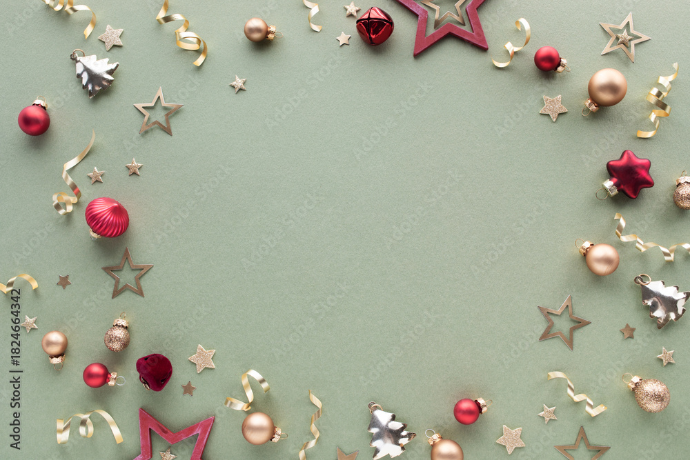 Obraz premium Festive Christmas composition with shiny golden and red baubles and stars on green background top view, flat lay.