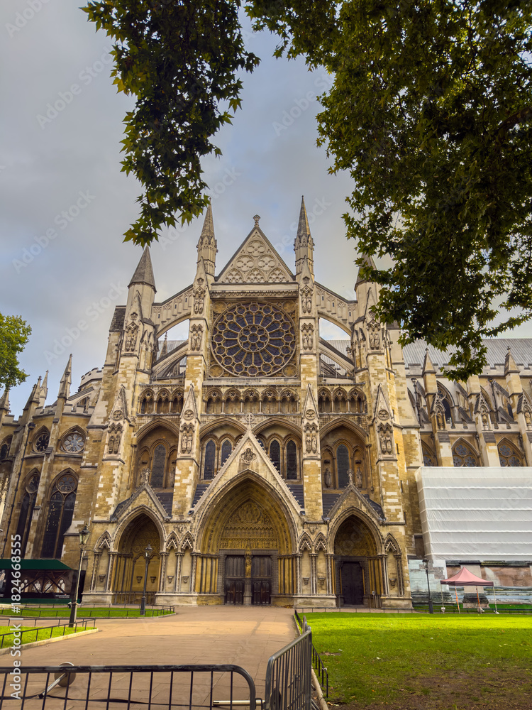Obraz premium Beautiful view of Westminster Abbey, showcasing its iconic Gothic architecture, historic royal heritage, and its prominent setting in central London