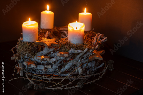 Adventkranz mit 4 leuchtenden Kerzen