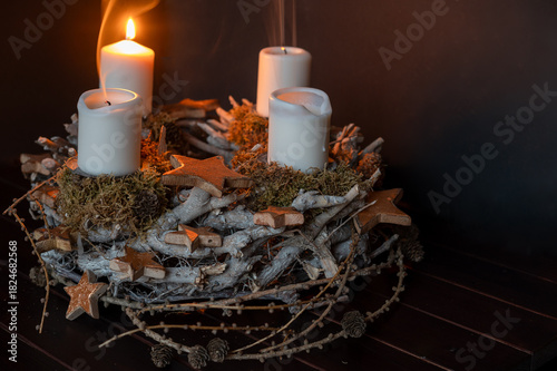 Adventskranz mit 3 verloschenen Kerzen