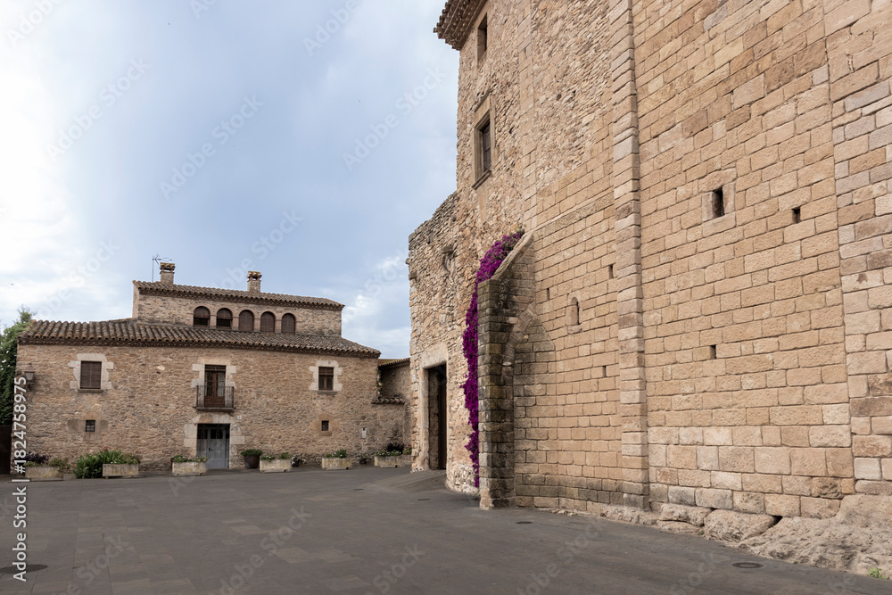 Obraz premium Peratallada village central plaza with stone buildings
