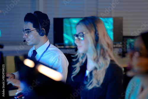Foto Command center lead focused intense monitoring critical systems late night heads