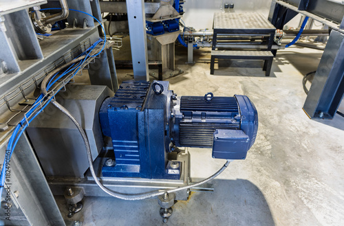 Tableau sur toile gearmotor unit, which is a combination of an electric motor and a gear reducer,