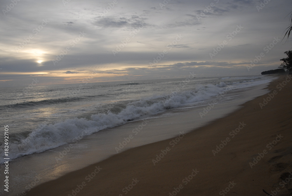 Obraz premium Bor Dan Beach_Cloudy Sun set