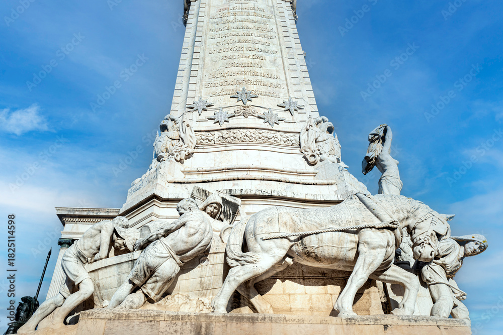 Obraz premium The Monument to the Marquis of Pombal, Sebastião José de Carvalho e Melo, was Inaugurated in 1934, consists of a 40-meter-high carved stone pedestal on which stands a bronze statue. Lisbon, 2023 