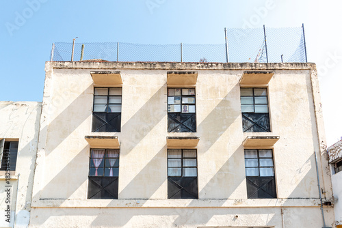 Fototapeta Naklejka Na Ścianę i Meble -  arquitectura, edificio, casa, ciudad, cristaleras, viejo, fachada, cielo, exterior, azul, europa, urbana, muro, construcción, poblado, ladrillo, calle, gemas, amarilla, italia