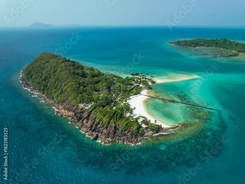 Fototapeta Naklejka Na Ścianę i Meble -  Ko Kham is a small island near Ko Mak, in Trat Province, eastern Thailand. It has beautiful white sand beach and cristal clear waters.