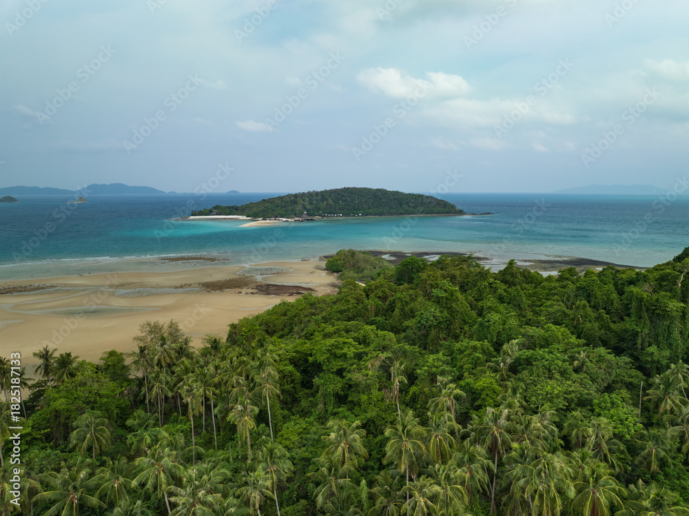 Fototapeta premium Ko Kham is a small island near Ko Mak, in Trat Province, eastern Thailand. It has beautiful white sand beach and cristal clear waters.
