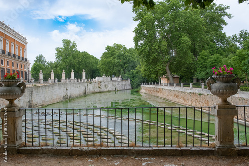 Bild auf Leinwand Gardens and walks of the Royal Palace of Aranjuez, next to the Tagus River  Madr