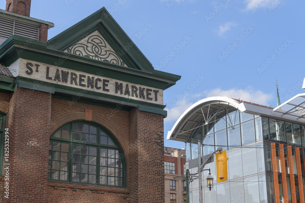 Obraz premium St. Lawrence Market and St. Lawrence Market North both located at 92 Front St E, Toronto