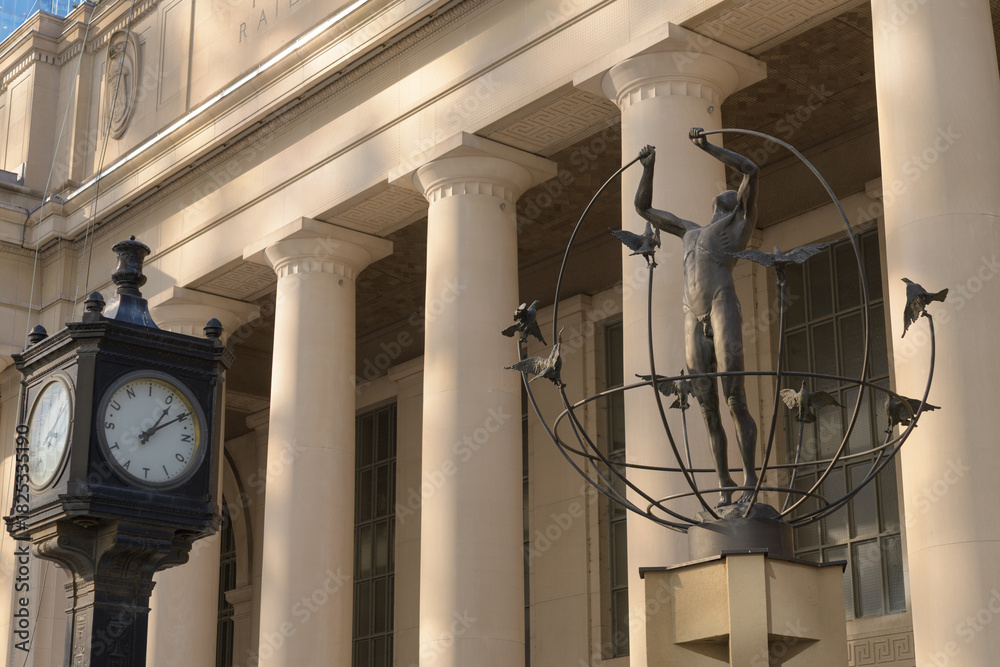 Fototapeta premium Union Station clock and sculpture: Monument to Multiculturalism by Francesco Perilli, Toronto