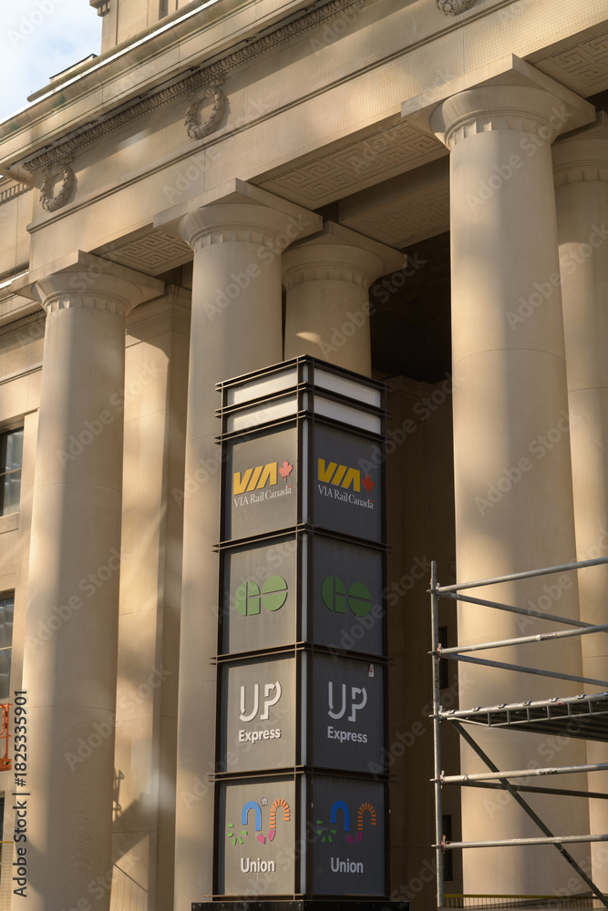 Obraz premium location marker with transit logos outside Union Station, Torotno