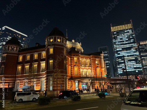 夜の東京駅　駅舎　丸の内北口　東京駅丸の内北口の交差点の付近　（11月下旬撮影）（金曜日の夜）