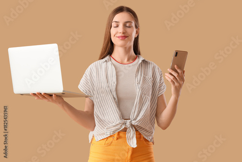 Young woman balancing lapto...