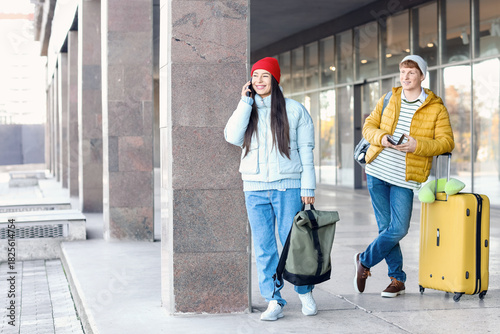 Young couple with baggage t...