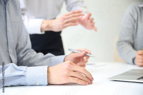 会社で企画会議をする男女