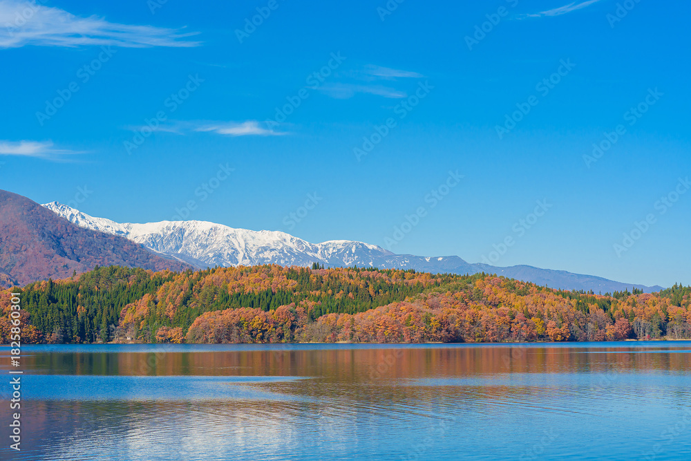 Obraz premium Beautiful autumn scenery of Lake Aoki in Omachi City, Nagano Prefecture, Japan.