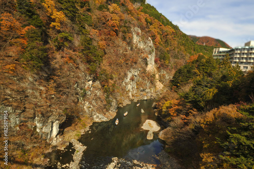 Foto 秋の龍王峡を流れる鬼怒川と川下りの小船