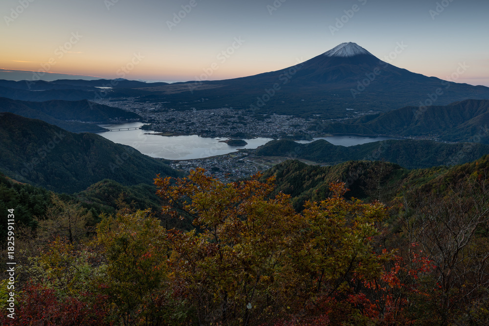 Fototapeta premium 紅葉する秋の新道峠から眺める美しい富士山