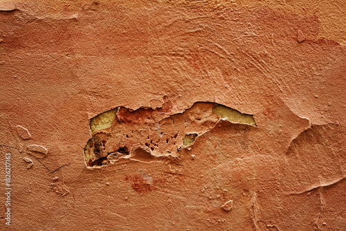 Mur rose avec traces d'humidité. Cloque sur la peiture?