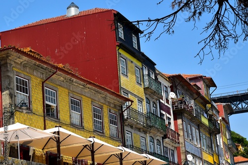 Les façades colorées des maisons de la vieille ville de Porto 