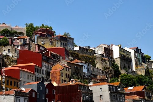 Les façades colorées des maisons de la vieille ville de Porto 