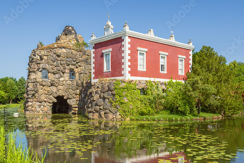Fotografie The stone island with the Villa Hamilton in Worlitz Park, in the middle of an En