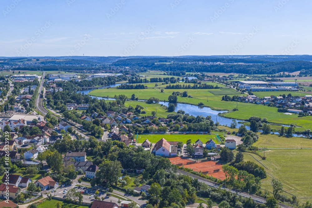 Fototapeta premium Sommer im Tal des Regen rund um die Marktgemeinde Regenstauf in der Oberpfalz