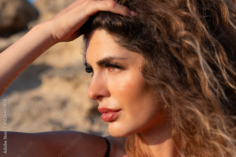 Fototapeta premium Ragazza di profilo con mani nei capelli