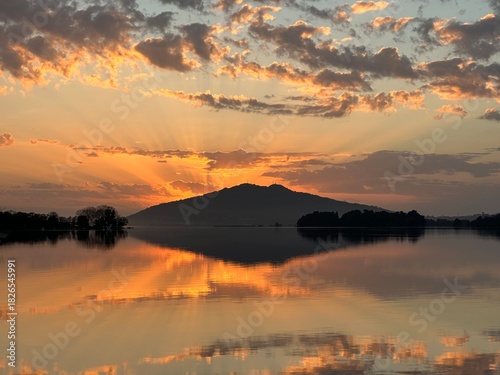 Tableau sur toile Golden sunburst behind the Santa Trega mountain over the serene river Minho at s