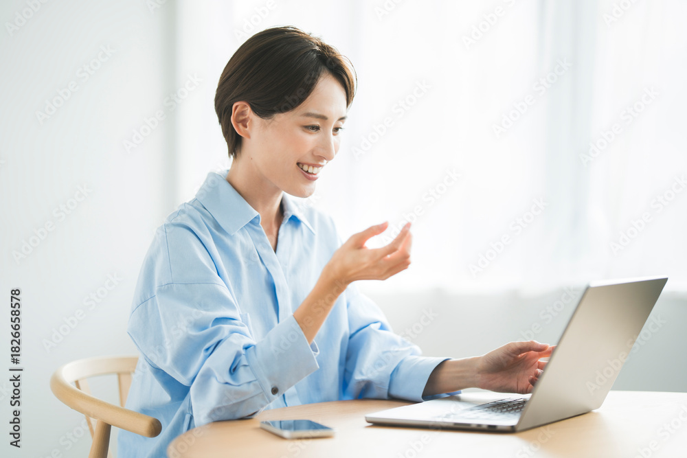 Obraz premium 自宅でテレワーワークをする女性