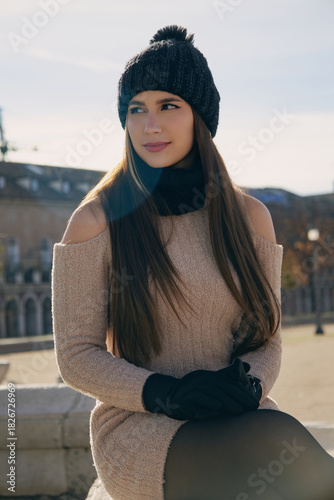 Obraz na plátně Mujer joven con sonrisa natural y alegre en una mañana soleada de invierno en una plaza europea