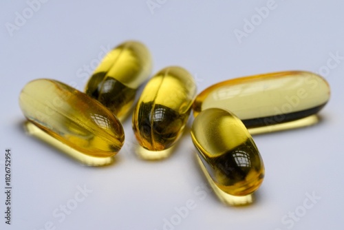 Softgel-Kapseln auf hellem Untergrund