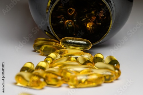 Geöffneter Behälter mit verstreuten Softgel-Kapseln