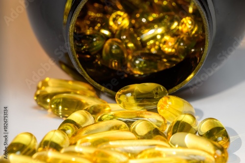 Geöffneter Behälter mit verstreuten Softgel-Kapseln