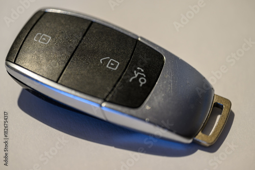 Moderner Autoschlüssel in Nahaufnahme