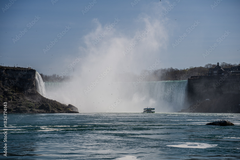 Naklejka premium Boat Approaching Horseshoe Falls