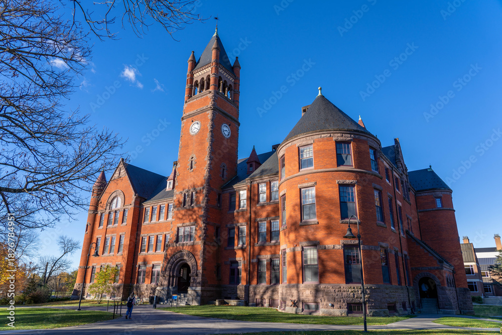 Obraz premium Glatfelter Hall on the Gettysburg College Campus in Pennsylvania
