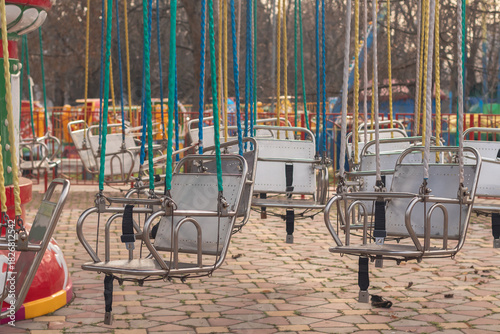 Foto Empty swing seats in amusement par