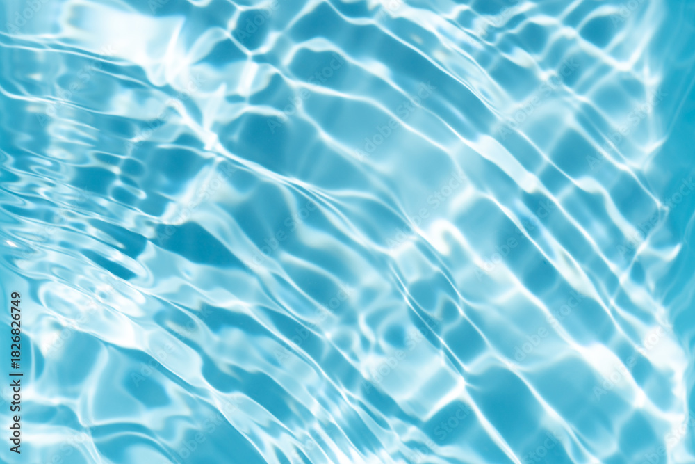 Obraz premium The surface of the water is clear and blue with ripples